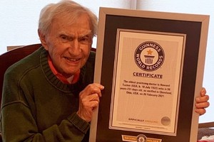 全球最年長執業醫生塔克。（圖：互聯網）