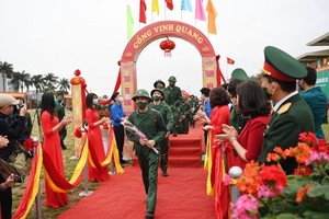 公民啟程入伍。