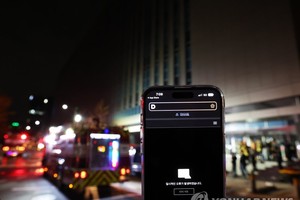 10月15日下午，在位於京畿道城南市的SK公司C&C板橋數據中心失火，消防隊員趕赴現場開展滅火工作。（圖：韓聯社）