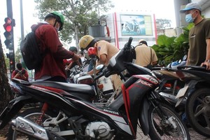 駕駛排氣缸50立方釐米以上摩托車的學生在第五郡阮知方街被查處。