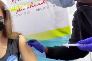 一名女性在施打流感疫苗。（圖：互聯網）