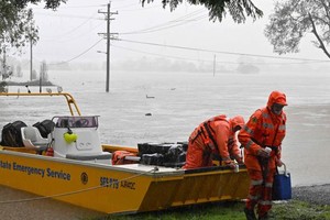 悉尼洪水氾濫後，傾盆大雨向北移動，澳大利亞東海岸數千人逃離家園。（圖：AFP）