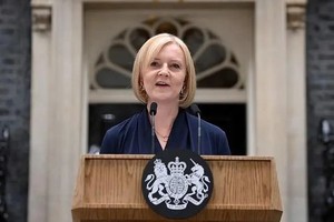 9月6日，特拉斯在倫敦首相府門前發表就任英國新首相以後的首次演講。（圖：路透社）