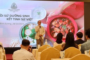 李玉明先生分享營養保 健經驗及介紹新款養生瓷鍋 的功能。