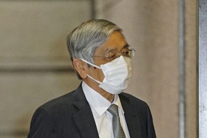 日本央行行長黑田東彥為出席貨幣政策會議進入央行總部。
