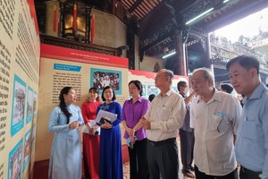 各代表參觀“胡志明文化空間”。