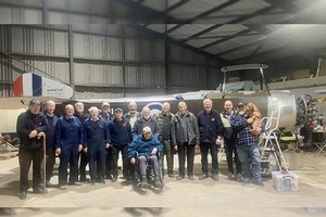 協會成員與戰機模型合照。