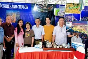 華人攝影家參加攝影藝術展