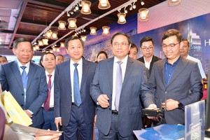 政府總理范明政參觀南部東區產品展。