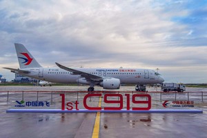 全球首架C919正式交付東航