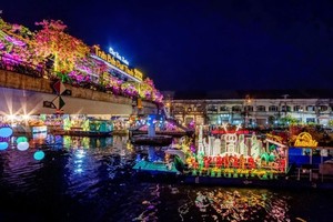 2022年“岸上船下”春花市。