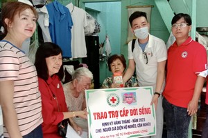 兩單位向華人阮氏玉蝶（左三）轉交生活津貼 時，她老人家感動淚下。