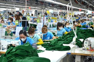 莲沼工业区的劳工在生产。