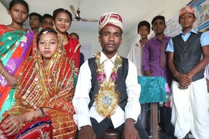 尼泊尔古吉拉市青少年表演有关童婚的小品。