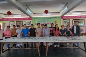 华人画家合绘《梅林耸立桃树欣然》