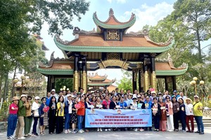 第六郡侨胞代表团在滨药祠留影。