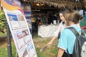 民众参观展览。