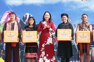 国家代主席武氏映春向民族代表赠送礼物。