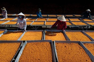 工人在制作辣椒盐。