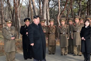 金正恩视察炮兵训练