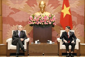 越南国会副主席阮德海会见波兰外长兹比格涅夫·劳。