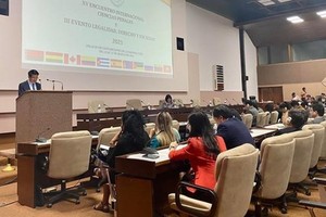 越南最高人民检察院常务副检察长阮辉进在会议上发表讲话。