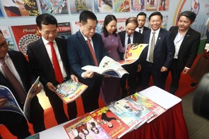 各领导同志参观本市的报刊展位。