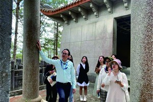 东方学系通过活动增加学生对传统习俗文化的了解。