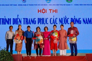 第十一郡举办东南亚各国时装表演比赛