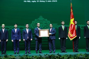 政府总理范明政向Vietcombank颁授劳动英雄称号。