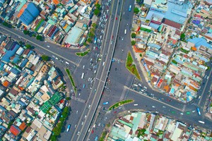 本市杭青四岔路产生新的交通堵塞点。