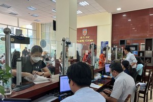 民众在市司法厅的“一站式”部门办理行政手续。