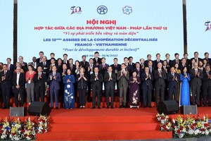 出席第十二届越法合作会议的代表。