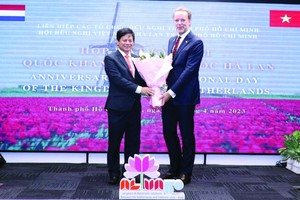 陈仲勇主席向荷兰驻本市总领事赠送鲜花。