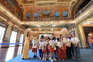 讲解员向观光团介绍办事处的建筑特点。