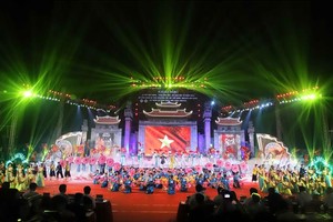 2023年雄王庙盛会和祖地文化旅游周开幕仪式上的艺术表演。