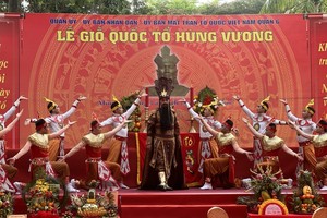 雄王始祖忌辰仪式的文艺节目。