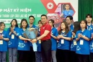 越南青年奉献爱心传递温暖