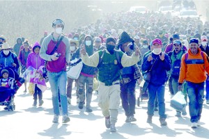 在墨西哥布埃布拉，试图北上前往美国的移民走在一条公路上。