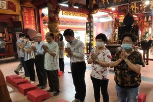 温陵会馆理事会和福建乡亲上香参拜天后圣母。