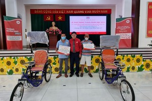 第五郡红十字会向残疾人士赠送轮椅。