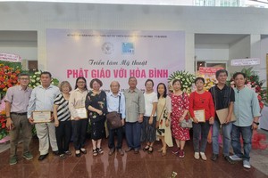 市各民族文学艺术协会常值副主席张四妹与各位画家、文艺工作者参加开幕式。