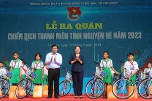 国家副主席武氏映春向当地贫困学生赠送礼品。