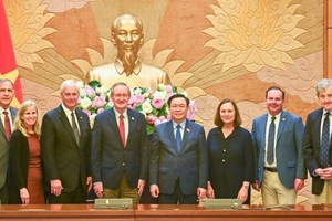 国会主席王廷惠与美国参议院代表团合影。