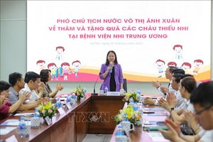 国家副主席探望中央儿科医院