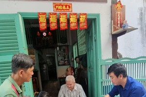 复查团到第三坊贫困边缘户作实地考察。