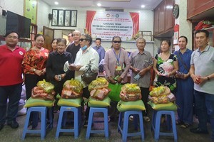 视障及残疾人士获赠送礼物。