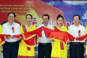 国家主席武文赏和代表们进行剪彩仪式。图自越通社