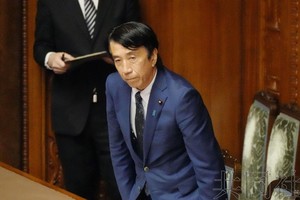 日本修改后的《刑法》在参院全体会议上获得通过后，法相斋藤健致意。（共同社）