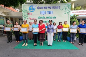 市各民族文学艺术协会常值副主席张四妹参加评分及颁奖(前排右二)。